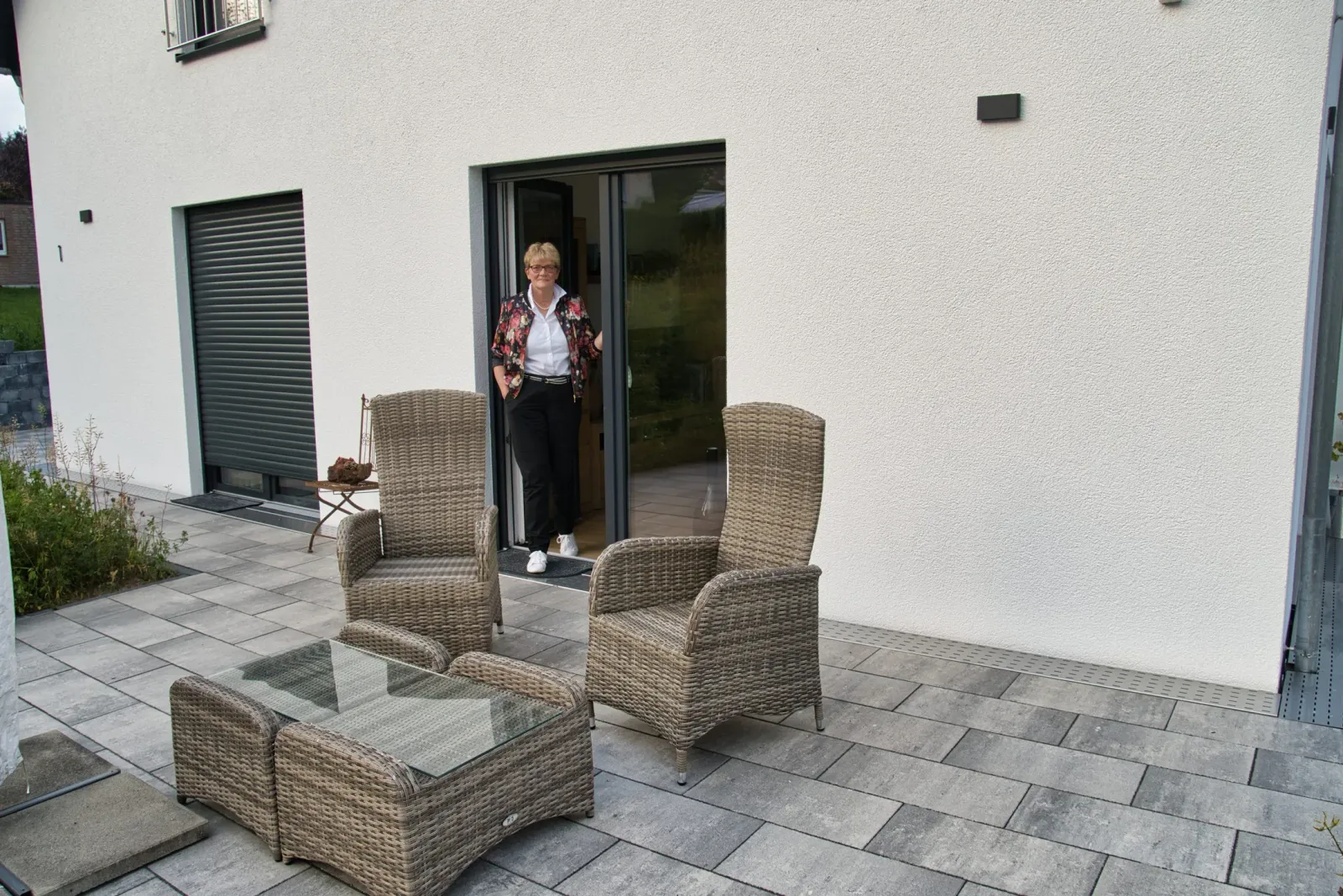 Barrierefreie, ebenerdige Terrasse an einem Holzhaus mit Sobekon-Sockelanschluss